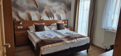 108 szoba.  Kétszobás 5 személyes lakosztály.