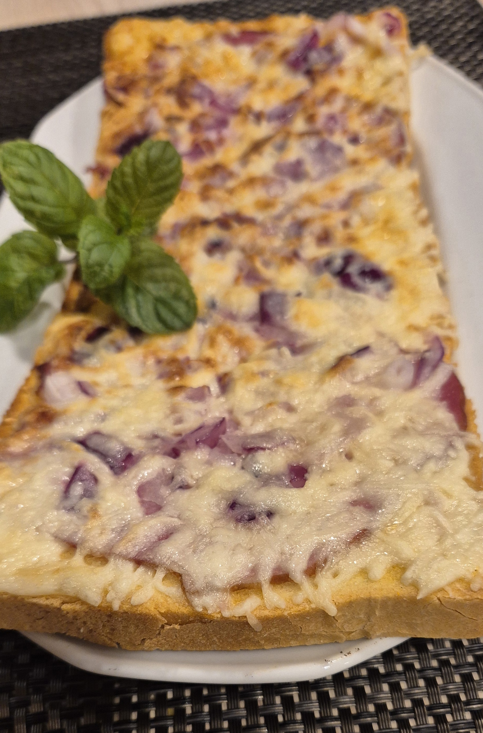 Melegszendvics, Gombakrémes, Sonkás, Tarjás lilahagymás, (A, C, G) - Heißes Sandwich Champignoncreme, Schinken, Schweinekotelett mit roten Zwiebeln, (A, C, G) - Hot sandwich Mushroom cream, Ham, Pork chop with red onion,  (A, C, G)