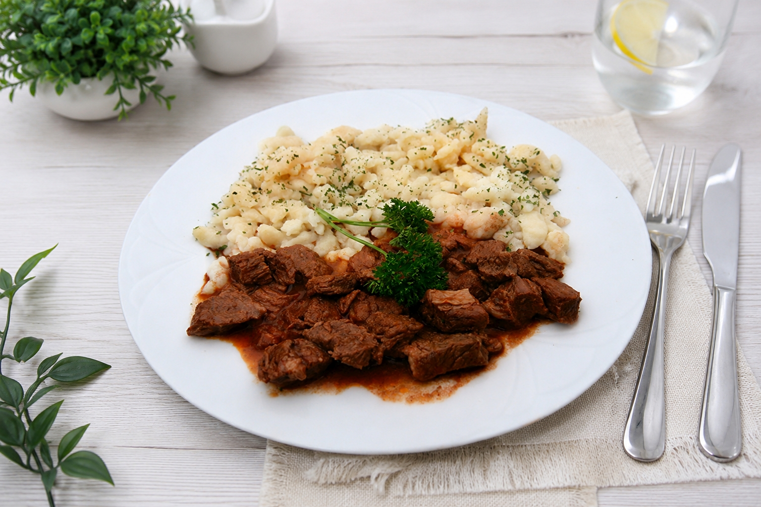 Marhapörkölt Galuskával (A,J) - Ungarische Gulas mit Nockerln - Hungarian goulash wirh dumplings